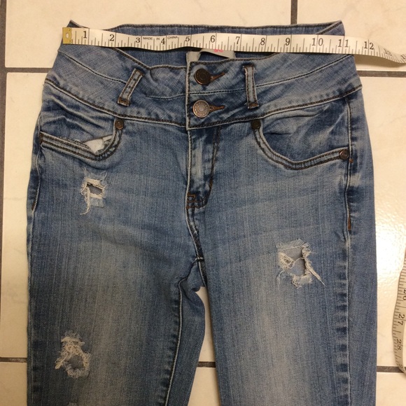 Refuge Women’s Distressed High Waisted Jeans Sz 2 - Picture 2 of 6